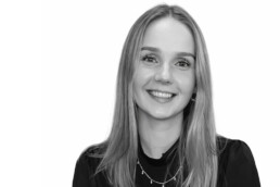 Portræt af ung kvinde i sort/hvid